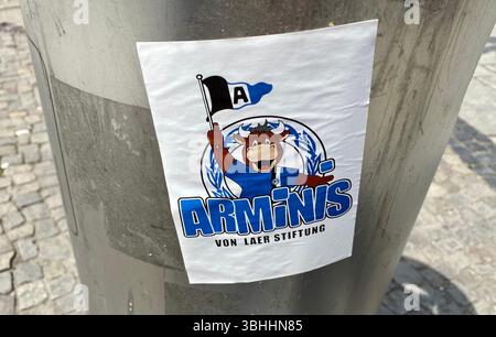 Deutscher Fussballaufkleber auf Laternenpfahl in Berlin Stockfoto