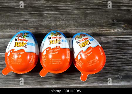 Kairo, Ägypten, 1. Juni 2025: Kinder Joy Schokoladen-Ei, eine Plastikeierverpackung, die zwei verschlossene Hälften enthält. Eine Hälfte enthält eine cremige Füllung Stockfoto