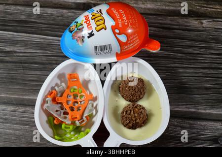 Kairo, Ägypten, 1. Juni 2025: Kinder Joy Schokoladen-Ei, eine Plastikeierverpackung, die zwei verschlossene Hälften enthält. Eine Hälfte enthält eine cremige Füllung Stockfoto