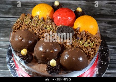 Kairo, Ägypten, 1. Juni 2025: Eiskuchen, auf einer Biskuitschicht, belegt mit Oreo, Schokoladenkugeln und Sahne, Haselnüssen und Karamellsauce und Brocken Stockfoto