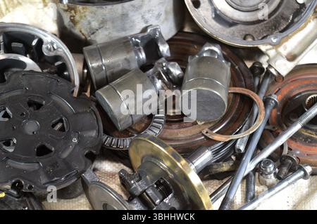 Innenteile und Details eines alten Klimaanlagen-Kompressors, der Antriebseinheit der Klimaanlage, die das Kältemittel unter Druck setzt Stockfoto