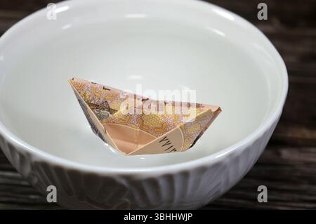 Schwimmende ägyptische 1 EGP LE One ägyptische Pfund-Währung in Form eines Bootes oder eines Schiffes, variabler Wechselkurs, schwankender oder flexibler Wechselkurs Stockfoto