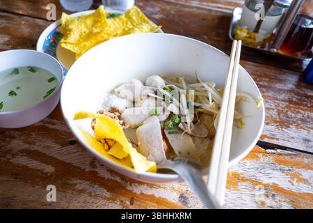 Schließen Sie ein trockenes Vermicelli-Nudelgericht (Pad siehe EW) mit gebratenen Crackern, Hähnchenscheibe und Fischbällchen in Thailand. Stockfoto