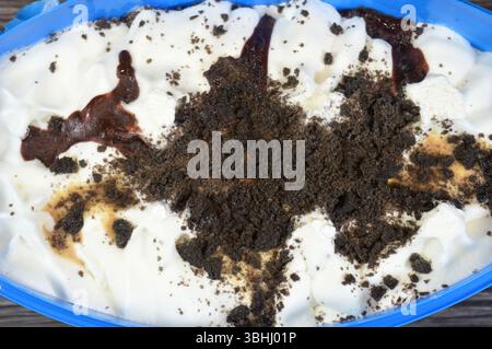 Eis, Vanilleeis mit Karamellsauce und Keksen und Keksen ist ein gefrorenes Dessert, das typischerweise aus Milch oder Sahne hergestellt wird Stockfoto