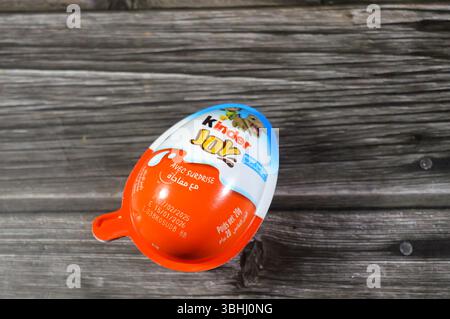 Kairo, Ägypten, 1. Juni 2025: Kinder Joy Schokoladen-Ei, eine Plastikeierverpackung, die zwei verschlossene Hälften enthält. Eine Hälfte enthält eine cremige Füllung Stockfoto