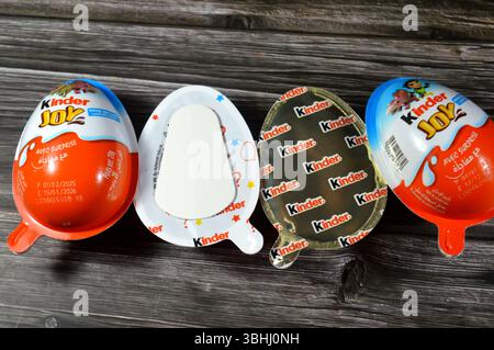 Kairo, Ägypten, 1. Juni 2025: Kinder Joy Schokoladen-Ei, eine Plastikeierverpackung, die zwei verschlossene Hälften enthält. Eine Hälfte enthält eine cremige Füllung Stockfoto