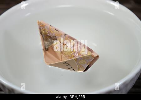 Schwimmende ägyptische 1 EGP LE One ägyptische Pfund-Währung in Form eines Bootes oder eines Schiffes, variabler Wechselkurs, schwankender oder flexibler Wechselkurs Stockfoto
