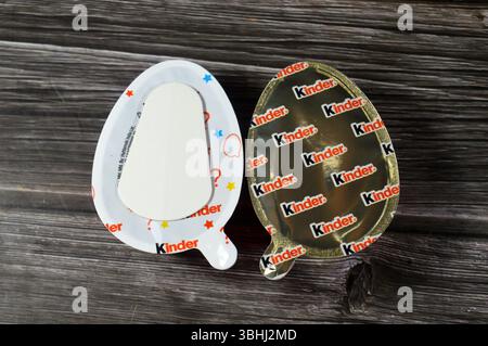 Kairo, Ägypten, 1. Juni 2025: Kinder Joy Schokoladen-Ei, eine Plastikeierverpackung, die zwei verschlossene Hälften enthält. Eine Hälfte enthält eine cremige Füllung Stockfoto