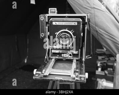 Eine Vintage Speed Graphic Kamera aus dem 2. Weltkrieg auf einem Stativ im No Mans Land 2024 in der Bodrhyddan Hall Stockfoto
