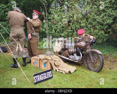 Die Militärpolizei stellt sich bereit und ein BSA-Motorrad an ihrem Checkpoint in No Mans Land 2024 in der Bodrhyddan Hall Stockfoto