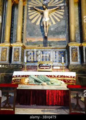 Kapelle von Sainte-Cécile in der Kathedrale von Albi mit liegender Statue und Reliquien. Stockfoto