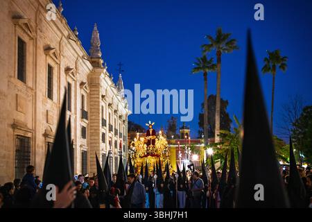 Sevilla, Spanien, 27. März 2018, während der Karwoche in Sevilla zieht der paso von Nuestro Padre Jesus Cautivo durch die Gärten des Königlichen Tabakkonzerts Stockfoto