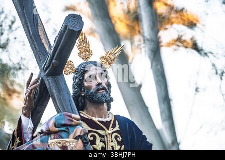 Nuestro Padre Jesus de la Victoria, eine verehrte Statue, wird während einer Karwochenprozession in Sevilla, Andalusien, besonders hervorgehoben. Stockfoto