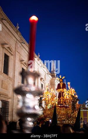 Sevilla, Spanien, 27. März 2018, während der Karwoche in Sevilla schreitet Nuestro Padre Jesus Cautivo abends durch die Gärten der Royal Tobacco Factory Stockfoto