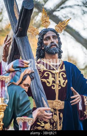 Nuestro Padre Jesus de la Victoria, eine verehrte Statue, wird während einer Karwochenprozession in Sevilla, Andalusien, besonders hervorgehoben. Stockfoto