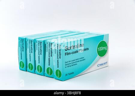 Verpackung von Crescent Sertralin 100 mg Filmtabletten auf weißem Hintergrund mit Angstzuständen und Antidepressiva Stockfoto