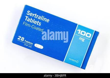 Verpackung von Almus t Sertralin 100 mg Filmtabletten auf weißem Hintergrund mit Angstzuständen und Antidepressiva Stockfoto