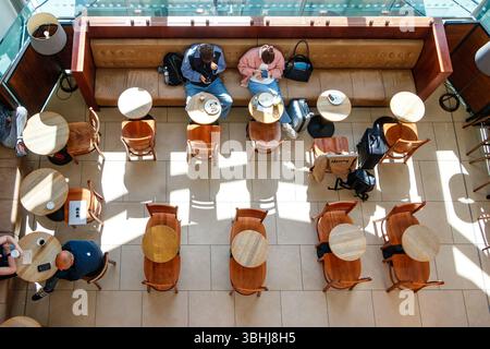 Blick von oben auf Gäste, die Kaffee an Tischen im Starbucks Coffee Shop eldon Square genießen Stockfoto