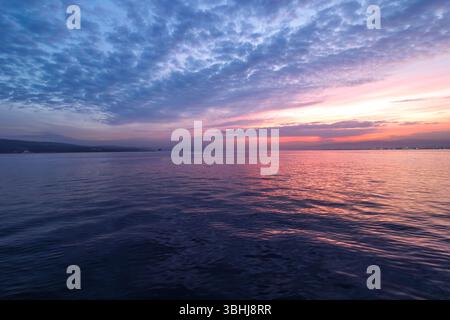 Sonnenaufgang am Marmarameer in der Türkei, Europa. Stockfoto