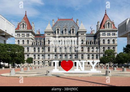 Albany, Vereinigte Staaten von Amerika - 8. September 2023: I Love NY Symbols vor dem New York State Capitol in Albany, Vereinigte Staaten von Amerika Stockfoto