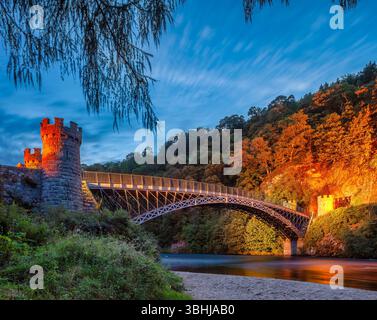 Blick auf die Craigellachie Bridge in der Abenddämmerung über den Fluss Spey bei Aberlour in Moray in Schottland Stockfoto
