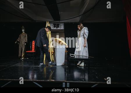 Junge Schauspieler treten während einer Theaterprobe mit Requisiten auf der Bühne auf Stockfoto