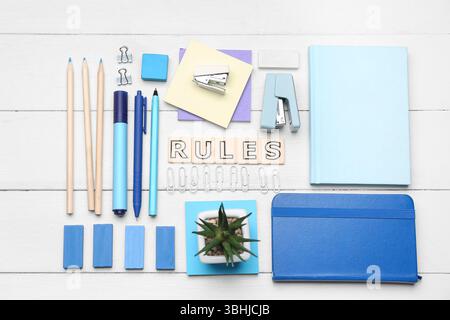 WORTREGELN mit Schreibwaren auf weißem hölzernem Hintergrund Stockfoto