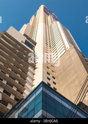 Bangkok, Thailand-07. April 2024-das 88-stöckige Gebäude blickt von den Straßen unten nach außen und ragt in das Sonnenlicht und den klaren blauen Himmel ab Stockfoto
