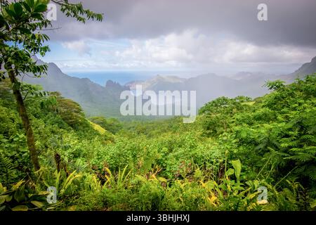 Nuku Hiva Regenwolken Landschaft mit Bergen und grüner Natur. Marquesas-Inseln, Französisch-Polynesien Stockfoto