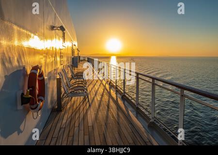 Blick auf den Sonnenuntergang vom luxuriösen Kreuzfahrtschiff Promenade Deck Stockfoto