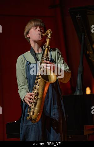 Bergen, Norwegen. Mai 2025. Das norwegische Jazztrio Sulida gibt ein Live-Konzert während des norwegischen Jazzfestivals Nutshell 2025 in Bergen. Die Saxophonisten Marthe Lea ist live auf der Bühne zu sehen. Stockfoto