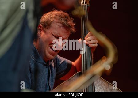 Bergen, Norwegen. Mai 2025. Das norwegische Jazztrio Sulida gibt ein Live-Konzert während des norwegischen Jazzfestivals Nutshell 2025 in Bergen. Hier ist Bassist Jon Rune Strom live auf der Bühne zu sehen. Stockfoto