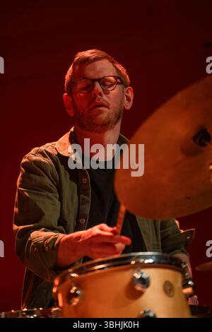 Bergen, Norwegen. Mai 2025. Das norwegische Jazztrio Sulida gibt ein Live-Konzert während des norwegischen Jazzfestivals Nutshell 2025 in Bergen. Hier wird Drummer Dag Erik Knedal Andersen live auf der Bühne gesehen. Stockfoto
