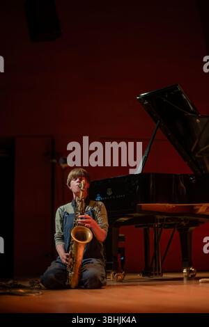 Bergen, Norwegen. Mai 2025. Das norwegische Jazztrio Sulida gibt ein Live-Konzert während des norwegischen Jazzfestivals Nutshell 2025 in Bergen. Die Saxophonisten Marthe Lea ist live auf der Bühne zu sehen. Stockfoto