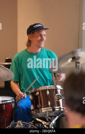 Bergen, Norwegen. Mai 2025. Die norwegische Jazzband Emil Bo Quintet gibt ein Live-Konzert während des norwegischen Jazzfestivals Nutshell 2025 in Bergen. Hier ist Schlagzeuger Hans Hulbækmo live auf der Bühne zu sehen. Stockfoto