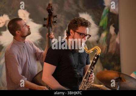 Bergen, Norwegen. Mai 2025. Die norwegische Jazzband Emil Bo Quintet gibt ein Live-Konzert während des norwegischen Jazzfestivals Nutshell 2025 in Bergen. Hier ist der Musiker Ville Lahteenmaki live auf der Bühne zu sehen. Stockfoto