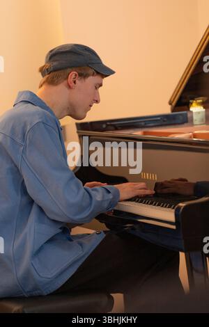 Bergen, Norwegen. Mai 2025. Die norwegische Jazzband Emil Bo Quintet gibt ein Live-Konzert während des norwegischen Jazzfestivals Nutshell 2025 in Bergen. Hier ist der Pianist Sondre Moshagen live auf der Bühne zu sehen. Stockfoto