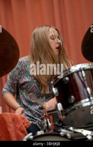 Bergen, Norwegen. Mai 2025. Die norwegische Jazzband Amalie Dahls Dafnie gibt ein Live-Konzert während des norwegischen Jazzfestivals Nutshell 2025 in Bergen. Hier ist Schlagzeuger Patrycja Wybranczcyk live auf der Bühne zu sehen. Stockfoto