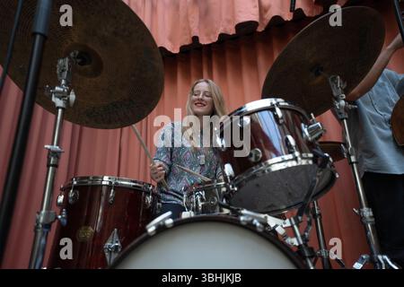 Bergen, Norwegen. Mai 2025. Die norwegische Jazzband Amalie Dahls Dafnie gibt ein Live-Konzert während des norwegischen Jazzfestivals Nutshell 2025 in Bergen. Hier ist Schlagzeuger Patrycja Wybranczcyk live auf der Bühne zu sehen. Stockfoto