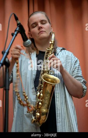 Bergen, Norwegen. Mai 2025. Die norwegische Jazzband Amalie Dahls Dafnie gibt ein Live-Konzert während des norwegischen Jazzfestivals Nutshell 2025 in Bergen. Hier wird Amalie Dahl live auf der Bühne gesehen. Stockfoto