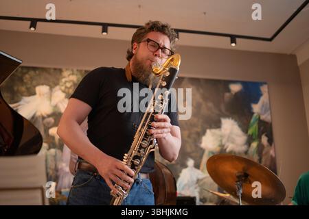 Bergen, Norwegen. Mai 2025. Die norwegische Jazzband Emil Bo Quintet gibt ein Live-Konzert während des norwegischen Jazzfestivals Nutshell 2025 in Bergen. Hier ist der Musiker Ville Lahteenmaki live auf der Bühne zu sehen. Stockfoto