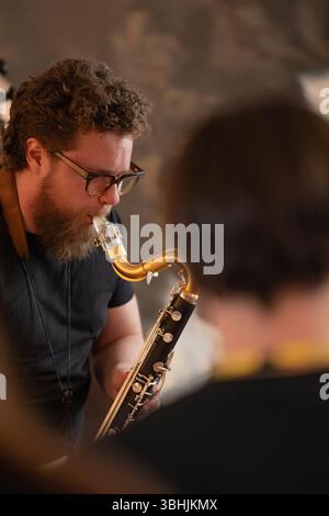 Bergen, Norwegen. Mai 2025. Die norwegische Jazzband Emil Bo Quintet gibt ein Live-Konzert während des norwegischen Jazzfestivals Nutshell 2025 in Bergen. Hier ist der Musiker Ville Lahteenmaki live auf der Bühne zu sehen. Stockfoto
