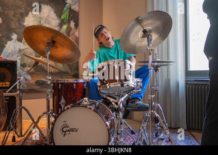 Bergen, Norwegen. Mai 2025. Die norwegische Jazzband Emil Bo Quintet gibt ein Live-Konzert während des norwegischen Jazzfestivals Nutshell 2025 in Bergen. Hier ist Schlagzeuger Hans Hulbækmo live auf der Bühne zu sehen. Stockfoto