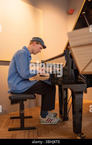 Bergen, Norwegen. Mai 2025. Die norwegische Jazzband Emil Bo Quintet gibt ein Live-Konzert während des norwegischen Jazzfestivals Nutshell 2025 in Bergen. Hier ist der Pianist Sondre Moshagen live auf der Bühne zu sehen. Stockfoto