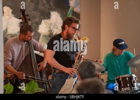 Bergen, Norwegen. Mai 2025. Die norwegische Jazzband Emil Bo Quintet gibt ein Live-Konzert während des norwegischen Jazzfestivals Nutshell 2025 in Bergen. Hier ist der Musiker Ville Lahteenmaki live auf der Bühne zu sehen. Stockfoto