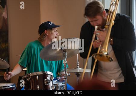 Bergen, Norwegen. Mai 2025. Die norwegische Jazzband Emil Bo Quintet gibt ein Live-Konzert während des norwegischen Jazzfestivals Nutshell 2025 in Bergen. Hier ist Schlagzeuger Hans Hulbækmo live auf der Bühne zu sehen. Stockfoto