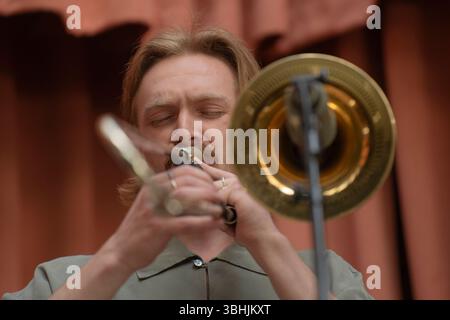 Bergen, Norwegen. Mai 2025. Die norwegische Jazzband Amalie Dahls Dafnie gibt ein Live-Konzert während des norwegischen Jazzfestivals Nutshell 2025 in Bergen. Hier wird der Musiker Jorgen Bjelkerud live auf der Bühne gesehen. Stockfoto