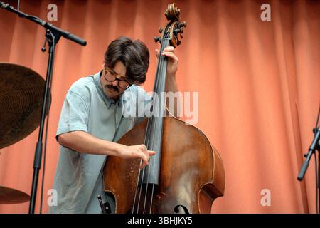 Bergen, Norwegen. Mai 2025. Die norwegische Jazzband Amalie Dahls Dafnie gibt ein Live-Konzert während des norwegischen Jazzfestivals Nutshell 2025 in Bergen. Hier ist Bassist Nicolas Leirtro live auf der Bühne zu sehen. Stockfoto