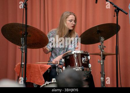 Bergen, Norwegen. Mai 2025. Die norwegische Jazzband Amalie Dahls Dafnie gibt ein Live-Konzert während des norwegischen Jazzfestivals Nutshell 2025 in Bergen. Hier ist Schlagzeuger Patrycja Wybranczcyk live auf der Bühne zu sehen. Stockfoto