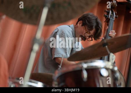 Bergen, Norwegen. Mai 2025. Die norwegische Jazzband Amalie Dahls Dafnie gibt ein Live-Konzert während des norwegischen Jazzfestivals Nutshell 2025 in Bergen. Hier ist Bassist Nicolas Leirtro live auf der Bühne zu sehen. Stockfoto
